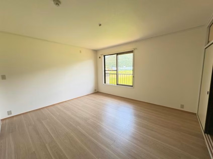 PLATZ　ISOの居間・リビング|こちらは９帖のお部屋です◎