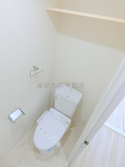 ルミークアン蒲田のトイレ|棚と温水洗浄便座付きのトイレ
