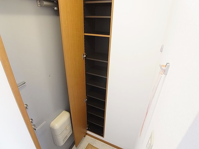 神戸市長田区御船通３丁目のハイツの玄関|シューズＢＯＸ