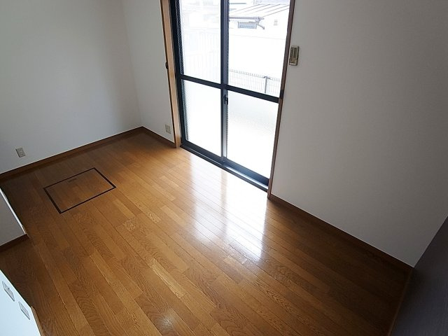 神戸市長田区御船通３丁目のハイツの居間・リビング|洋室、日差しが差し込み光っています