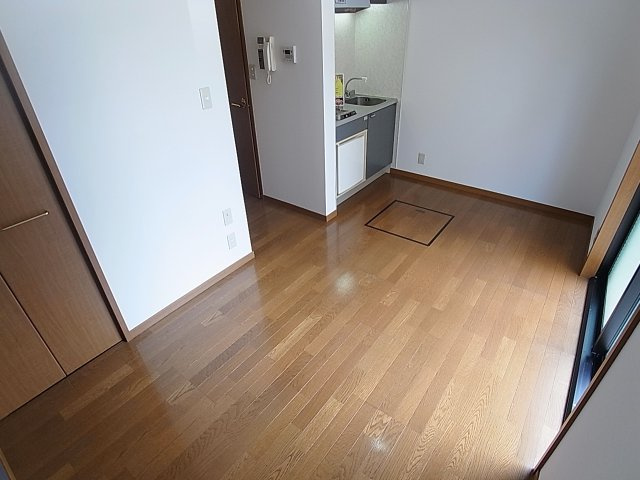 神戸市長田区御船通３丁目のハイツの居間・リビング|綺麗なフローリング