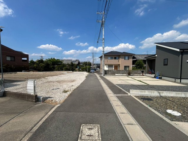 リーブルガーデン　一宮市木曽川町玉ノ井　全2区画分譲の前面道路含む現地写真|「現地（2026年8月25日）撮影」　
■前面道路　
■ヤマダ不動産　株式会社リライフ