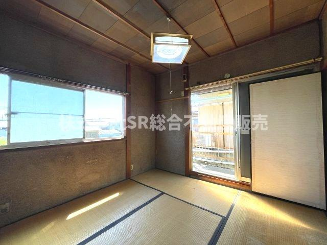 友井4丁目中古戸建の寝室|2F　4.5帖。バルコニーに面した明るい和室です！