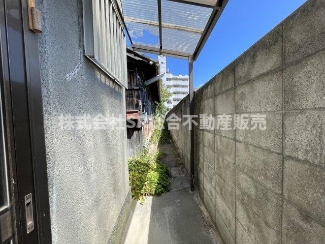 友井4丁目中古戸建の前面道路含む現地写真|当日予約も大歓迎です！土日祝、雨の日やお子様連れのお客様の送迎も可能ですのでお気になさらずお問合せ下さい。お仕事終わりのお時間にも柔軟に対応致しますのでお気軽にお申し付け下さいませ。