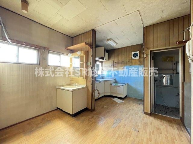 友井4丁目中古戸建のキッチン|1F　5.5帖。ダイニングテーブルも置けるスペースがございます！