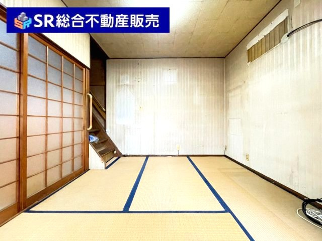 友井4丁目中古戸建の収納|デッドスペースになりがちな階段下にも収納がございます！