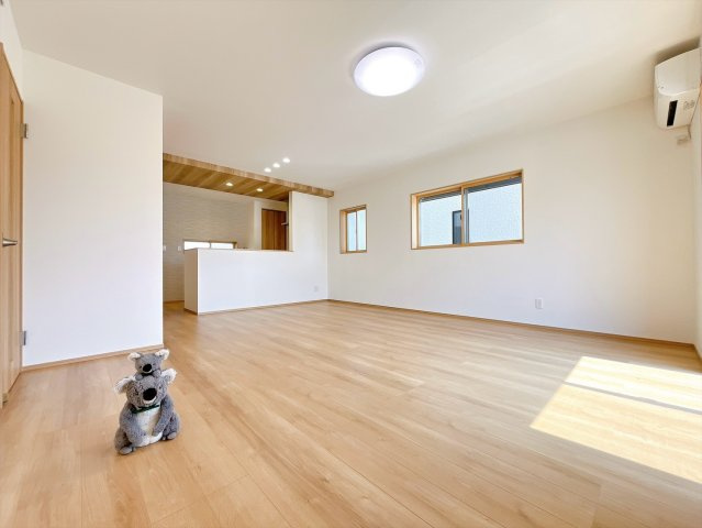 【居間・リビング】 | 前橋市箱田町　新築住宅 | 家族が自然と集まるリビング・ダイニング明るい光が差し込み、笑顔があふれる心地よい空間です。ゆったりとした広さで、くつろぎの時間をお過ごしいただけます。