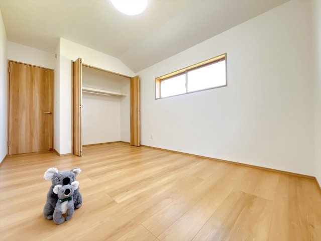 【洋室】 | 前橋市箱田町　新築住宅 | 清潔感ある壁紙と温もり溢れる床材が調和した洋室。毎日の生活を少しでも快適に過ごして頂ける様、飽きの来ない雰囲気がたまりません。