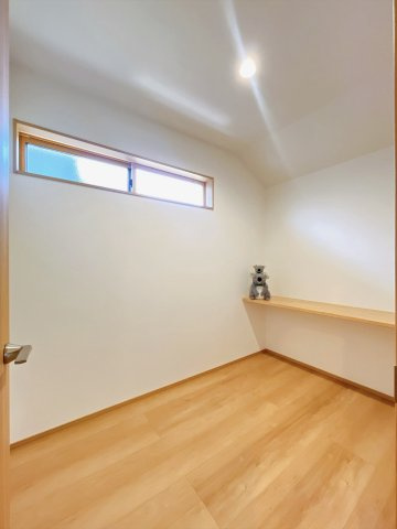 【その他】 | 前橋市箱田町　新築住宅 | 納戸です！収納にもワークスペースにもお使いいただけます。