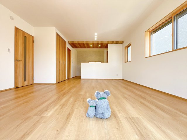 【居間・リビング】 | 前橋市箱田町　新築住宅 | 開放感あふれるリビング・ダイニングは、光と風を感じながら過ごせる心地よい空間。インテリアの映える落ち着いたデザインで、ゆとりある毎日を演出します。