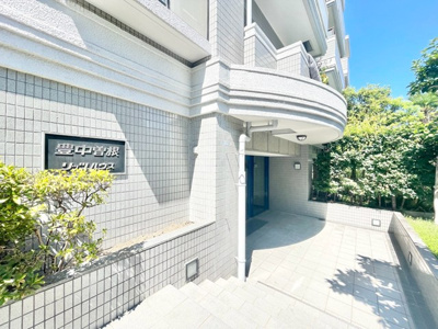 【エントランス】 | 豊中曽根リッツハウス | サイトに掲載されていない箇所の写真、撮影してお届けさせて頂きます！気になる物件で、見たい部分の画像が無い場合は、弊社スタッフまでご連絡下さいませ。お客様の気になる箇所を、カメラにて撮影して参ります！