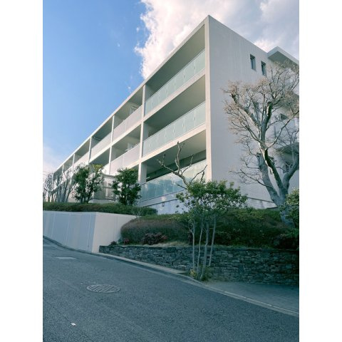 稲城市平尾２丁目の賃貸マンションの外観