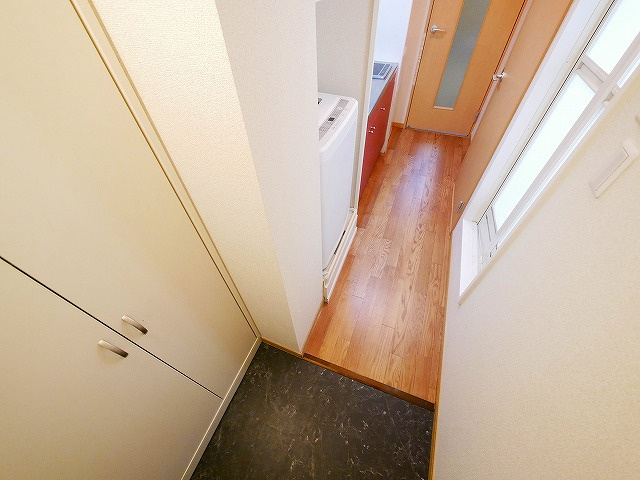 レオパレスペニーレーンの玄関|落ち着いた玄関です
