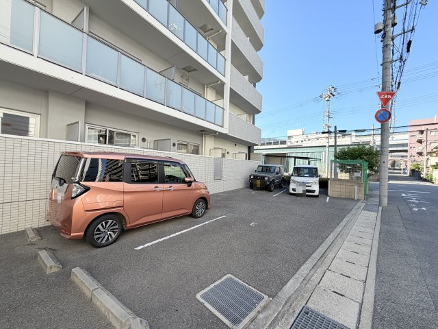 ﾌﾟﾚ･ﾗ･ﾒｰﾙ御影の駐車場