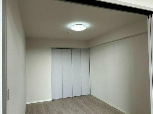翠香園ガーデンハウスの子供部屋|洋室6.0帖　リビング横のお部屋
■物件内覧・資金計画相談・住宅ローン相談、リフォーム相談、お問合せ受付中■
※当日・翌日のご内覧、ご相談はお電話でのお問合せがスムーズです！