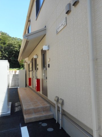 横浜市泉区和泉町のアパートのエントランス