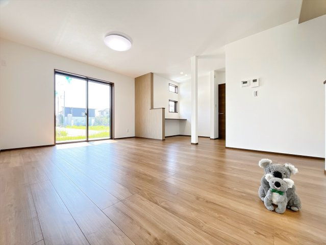 【居間・リビング】 | 前橋市箱田町　新築住宅 | ≪LDK≫
陽当りも良いリビング。
光が差し込む明るい空間はいつもの時間をより特別に…穏やかなひと時を一層充実した時間へ変えてくれます。
