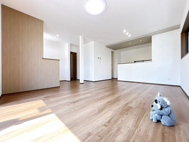 【居間・リビング】 | 前橋市箱田町　新築住宅 | 開放感あふれるリビング・ダイニングは、光と風を感じながら過ごせる心地よい空間。インテリアの映える落ち着いたデザインで、ゆとりある毎日を演出します。