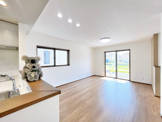 【居間・リビング】 | 前橋市箱田町　新築住宅 | 窓を開けるとスッーと爽やかな風を感じるリビング。家族の笑顔が集まる幸せな空間。
