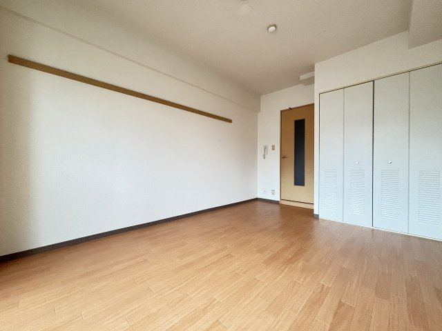 アレルヤの洋室