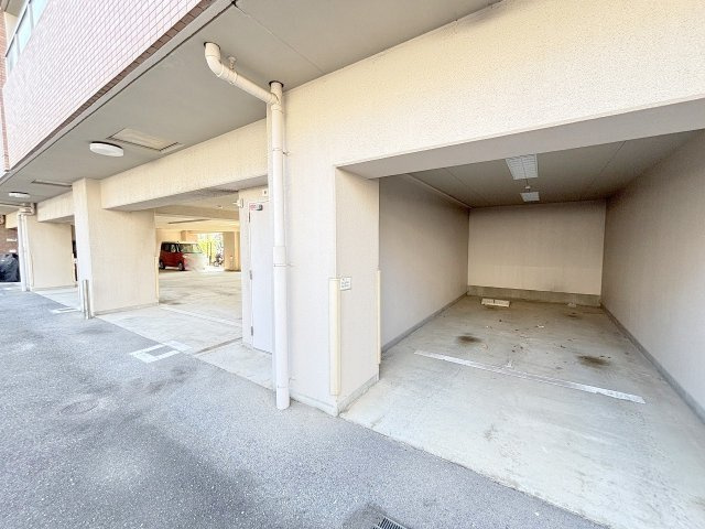 アレルヤの駐車場