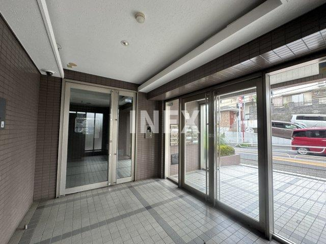 横浜市神奈川区松見町４丁目の賃貸マンションのエントランス