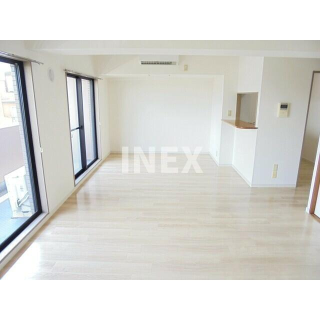 横浜市神奈川区松見町４丁目の賃貸マンションの居間・リビング