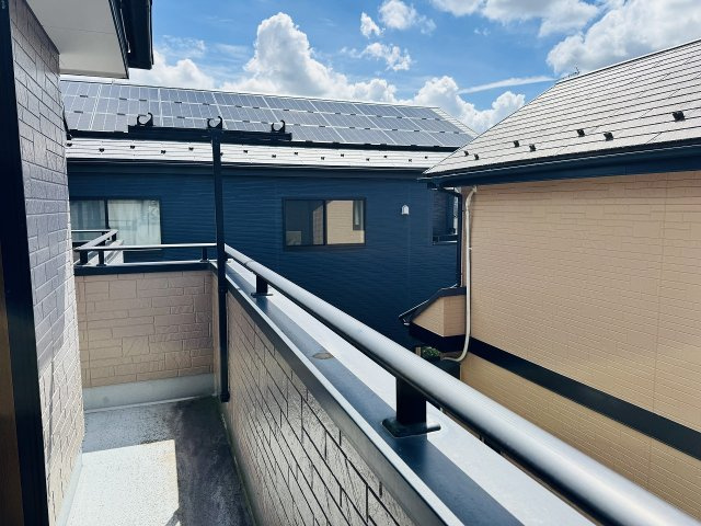 八王子市　中野上町　中古戸建てのバルコニー|～2部屋から出入り可能なバルコニー～