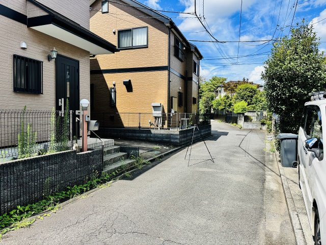 八王子市　中野上町　中古戸建ての前面道路含む現地写真|～北東側4ｍ道路に面しています～