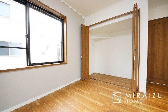 【子供部屋】 | お子様のお部屋にも主寝室にも使えますね。窓が二面についていますので採光もばっちり、空気の入れ替えもOK！自分のお部屋を持ちたいお子様の夢を叶えます！