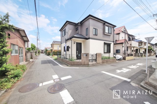 【外観】 | 青く澄み渡った綺麗な空と、陽の光をたっぷりと受ける、そんな住宅で新生活をスタートしてみませんか？見学・ご相談等、ミライズホーム(株)までお気軽にご連絡下さい。