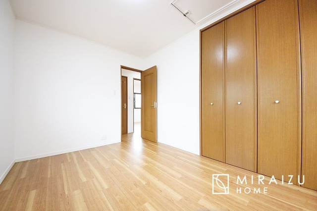 【子供部屋】 | 床のフローリングもオシャレな洋室が嬉しいです。独立性のある住宅ですので、各居室それぞれ、テイストの違うお部屋インテリア造りをしても面白いかもしれませんね！