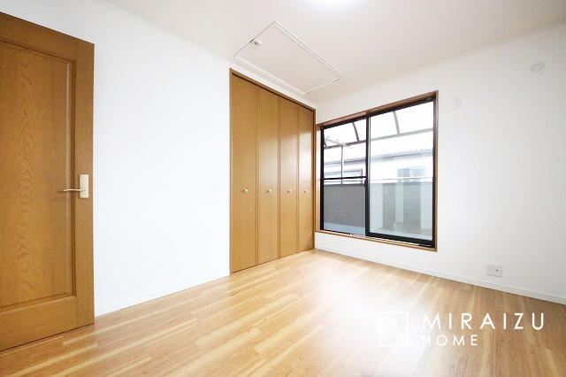 【洋室】 | 小鳥の鳴き声で目覚める朝、爽やかな風が入ります。太陽の陽射しでお洗濯物がカラッと乾き、気持ちの良い洋服とお布団で快適に過ごせます。