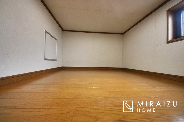 【収納】 | 収納あり、自然な採光ありの洋室。家族みんなが気持ち良く目覚められる、過ごしやすい主寝室などにもお勧め。もちろん、ペットもご一緒に。