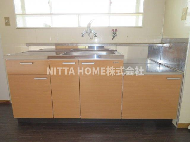 丹波市柏原町柏原のアパートのキッチン|小窓付きのキッチンスペース◎