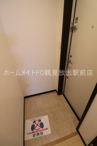 大阪市鶴見区今津中４丁目のハイツの玄関