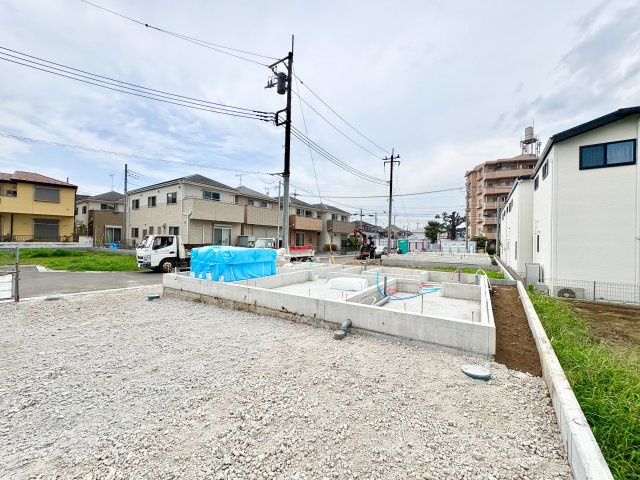 《仲介手数料半額》富士見市羽沢第10　全9棟　4号棟の外観|全9棟の新築住宅群。10月完成予定の建築中物件ですが、すでに成約棟も出ています。鶴瀬小学校まで徒歩8分と通学にも便利。富士見市に精通したスタッフが、周辺環境まで詳しくご案内します。