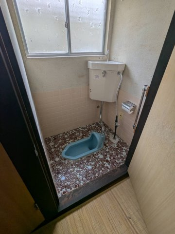 安芸高田市向原町坂字向井原山　中古住宅のトイレ