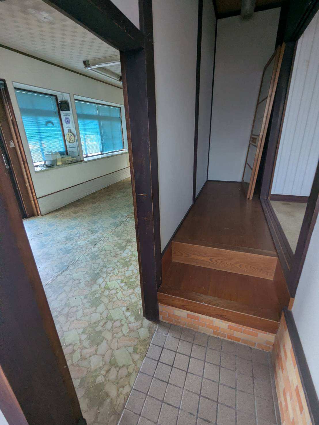 安芸高田市向原町坂字向井原山　中古住宅の玄関|店舗側から入り口