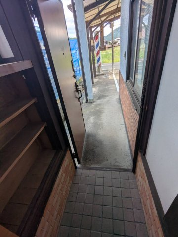 安芸高田市向原町坂字向井原山　中古住宅の玄関