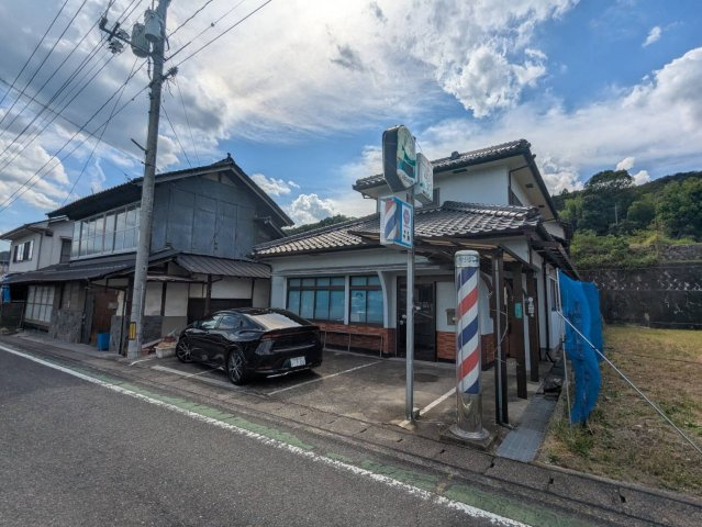安芸高田市向原町坂字向井原山　中古住宅の前面道路含む現地写真