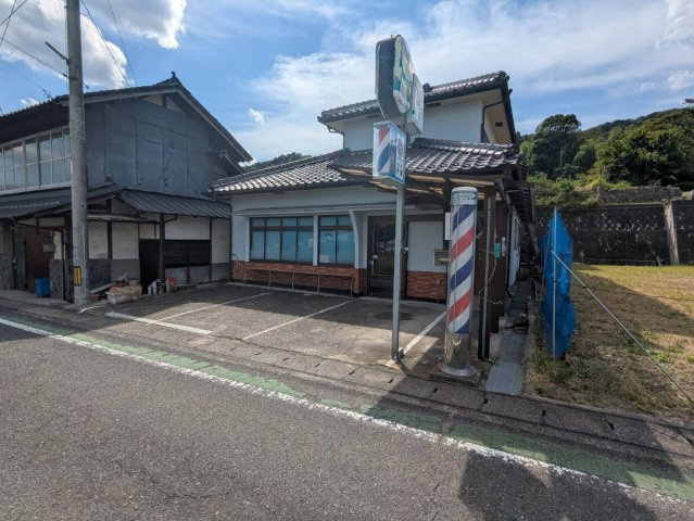 安芸高田市向原町坂字向井原山　中古住宅の外観