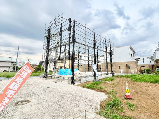 《仲介手数料半額》富士見市羽沢第10　全9棟　5号棟の外観|全9棟の新築住宅群。10月完成予定の建築中物件ですが、すでに成約棟も出ています。鶴瀬小学校まで徒歩8分と通学にも便利。富士見市に精通したスタッフが、周辺環境まで詳しくご案内します。