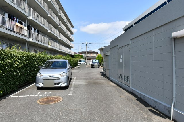 春日部ハウス1号棟の駐車場|※空き状況は当社まで都度ご確認くださいませ※駐車場の空き状況やペット飼育細則につきましては都度当社までお問合せ下さい。