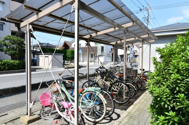 春日部ハウス1号棟の駐輪場|※空き状況は当社まで都度ご確認くださいませ■気になる物件は、お客様ご自身の目でお確かめ頂けます。内覧希望は、０１２０－６５５－６２０（通話無料）にお気軽にご連絡下さいませ。