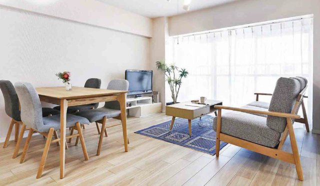 春日部ハウス1号棟の居間・リビング|【LDK：13.5帖】東向きバルコニー（6.75㎡）からの自然光が入り込みます。リビング空間とダイニング空間を分けて使うことができ、ご家族でゆったりできる空間です。大容量クローゼット付で全室収納豊富
