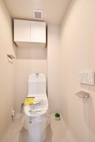 春日部ハウス1号棟のトイレ|水回り交換済、清潔感を保ちやすいトイレ空間。温水洗浄便座付き、毎日使う場所だからこそ快適性をしっかり確保。写真で暮らしを想像し、ご家族で内覧し収納・採光・動線・設備の使い勝手を確認ください。
