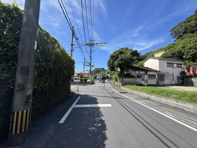 伊敷6丁目　中古戸建ての前面道路含む現地写真|西側の鹿児島市道です。