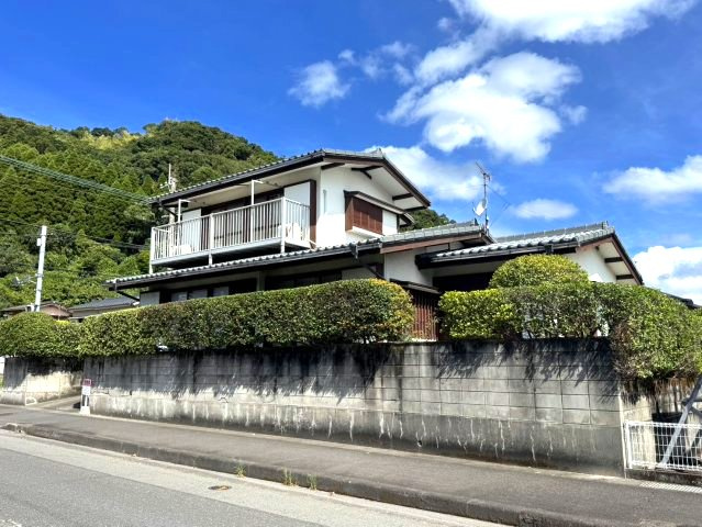 伊敷6丁目　中古戸建ての外観|角地で南面道路沿い！陽当たり良好な5DKのお家です♪