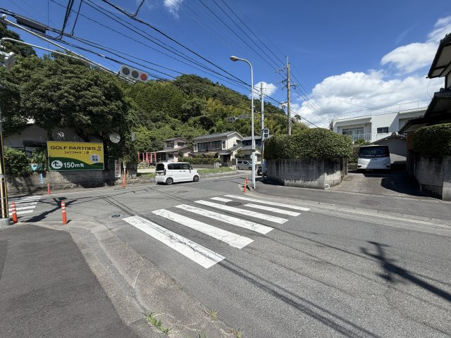 伊敷6丁目　中古戸建ての前面道路含む現地写真|前面道路は歩道や横断歩道もあります。